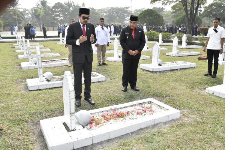 Wakil Ketua DPRD Pekanbaru Ginda Burnama Ikuti Upacara Ziarah di TMP Kusuma Dharma