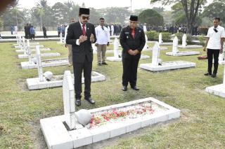 Wakil Ketua DPRD Pekanbaru Ginda Burnama Ikuti Upacara Ziarah di TMP Kusuma Dharma