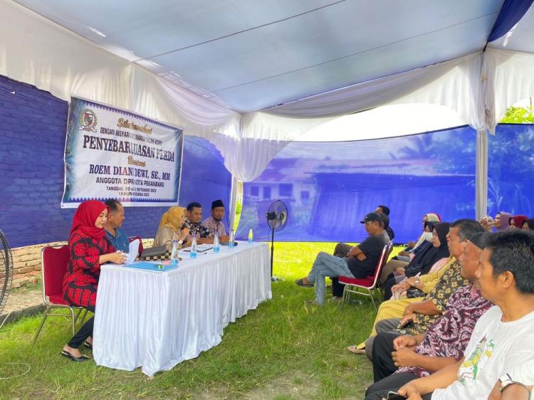 Roem Diani Dewi Laksanakan Penyebarluasan Perda Nomor 14 Tahun 2018 di RT 04 RW 05 Tanjung Rhu